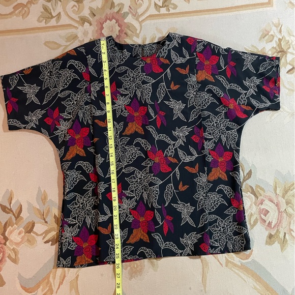 Size 14 vintage floral blouse on a black background. Very cute. - Picture 5 of 9